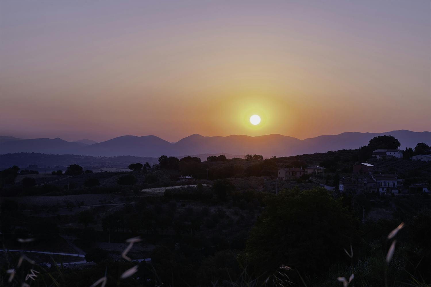 Soluppgång över en bergskam